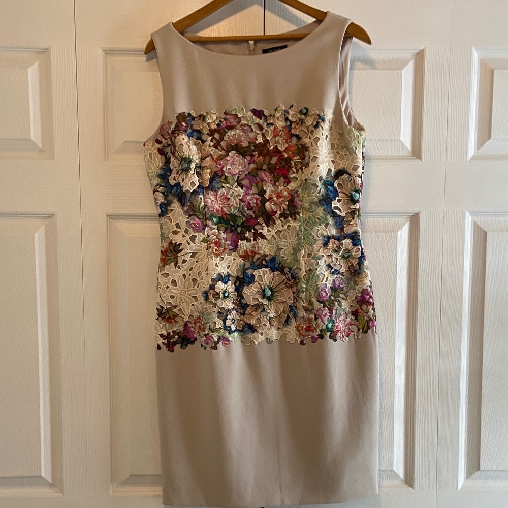 Tahari- Arthur S. Levine- Elegant sleeveless dress with stunning lace appliqué